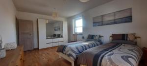 a bedroom with two beds and a mirror at Ferienwohnung Windhagen in Windhagen