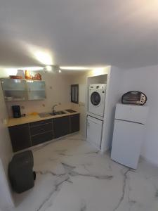 uma cozinha com um lavatório e uma máquina de lavar roupa em Villa Diana para 8 personas em Calpe