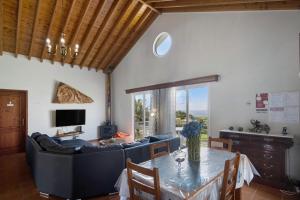 a living room with a couch and a table at Casa Do Monte in Achadinha