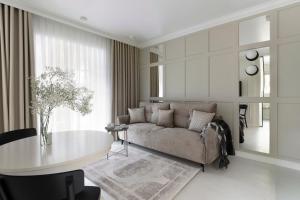 sala de estar con sofá y mesa en Willa Szwarc by Elite Apartments, en Sopot