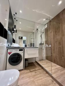łazienka z pralką i prysznicem w obiekcie Apartament Malta Park Poznań - Parking - Klimatyzacja - 24h check in w Poznaniu
