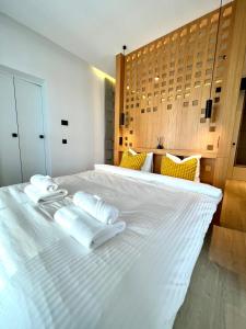 sypialnia z dużym białym łóżkiem z ręcznikami w obiekcie Apartament Malta Park Poznań - Parking - Klimatyzacja - 24h check in w Poznaniu