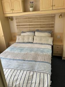 a bedroom with a large bed with a wooden headboard at Chalet Stal Veersedam in Kamperland