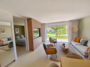 Le Domaine des Diamants Blancs في Croix: غرفة معيشة كبيرة مع أريكة وسرير