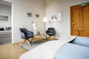 um quarto com 2 cadeiras, uma cama e uma mesa em Klostermühle em Eltville
