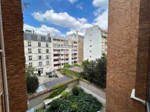 vistas a la ciudad desde un edificio con edificios en Spacious 2 bedrooms 85 m2 near Champs Elysées, en Neuilly-sur-Seine