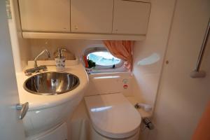 ein Badezimmer mit einem Waschbecken und einem WC in einem Wohnwagen in der Unterkunft Taranto in barca Boat and Breakfast in Taranto