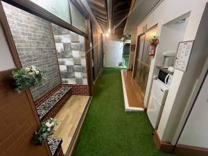 un couloir vide avec de l'herbe verte dans une remorque dans l'établissement Sakurahome&El Flamenquito, à Muroto