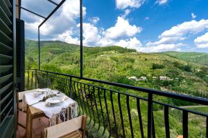 a balcony with a table and a view of a mountain at Panoramic apartment in Massa