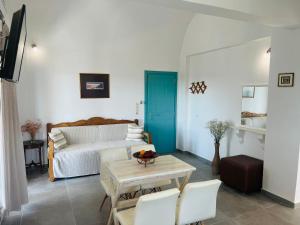 - un salon avec un canapé et une table dans l'établissement Arapiou Apartments, à Perivolos