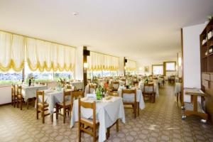 A restaurant or other place to eat at Hotel Metropol