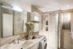Et badeværelse på Olea Luxury Suites Heraklion