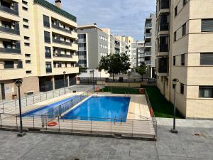 - une piscine au milieu de certains bâtiments dans l'établissement El rincón de Martín en Huesca, à Huesca