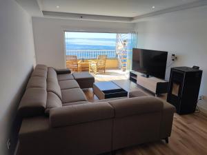 Televízia a/alebo spoločenská miestnosť v ubytovaní Residencial Varadero