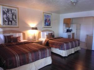 Кровать или кровати в номере El Trovatore Motel