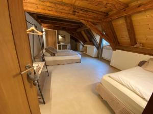 1 Schlafzimmer mit 2 Betten in einem Zimmer mit Holzdecken in der Unterkunft Maison de charme en Alsace - IN VINO VERITAS - 12 personnes in Gueberschwihr