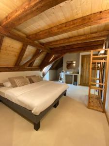 ein Schlafzimmer mit einem Bett und einer Holzdecke in der Unterkunft Maison de charme en Alsace - IN VINO VERITAS - 12 personnes in Gueberschwihr