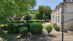 a garden with bushes and hedges next to a building at Bulles d'Evasion in Avize