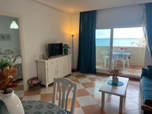 TV a/nebo společenská místnost v ubytování Apartamento con terraza y piscina - Todoholiday