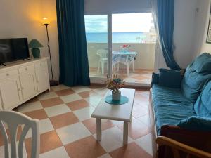 Posezení v ubytování Apartamento con terraza y piscina - Todoholiday