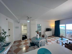 Televízia a/alebo spoločenská miestnosť v ubytovaní Apartamento con terraza y piscina - Todoholiday