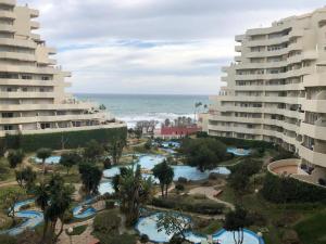 Bazén v ubytovaní Apartamento con terraza y piscina - Todoholiday alebo v jeho blízkosti