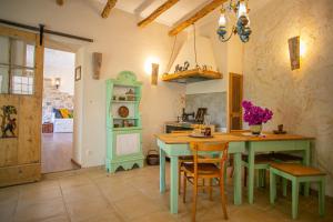 uma cozinha com mesa e cadeiras num quarto em Authentic house and traditional breakfast em Vrisnik