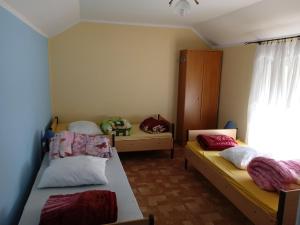 Cette chambre comprend 2 lits et une fenêtre. dans l'établissement Kwatera do wynajęcia, à Gołdap