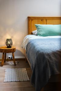 Rúm í herbergi á Gite la Dame au Lit gite à la ferme