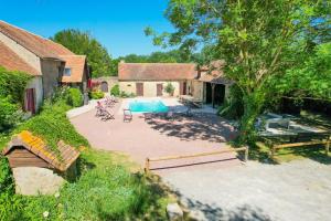 una vista aérea de un patio trasero con piscina en So Villa Gite passe vite en Vivoin