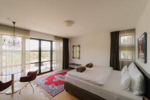 バート・グライヒェンベルクにあるmaison 41のベッドルーム1室(大型ベッド1台、テーブル、椅子付)