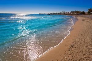 een strand met de oceaan en de kustlijn bij Apartamento Margalló con Garaje in Xilxes