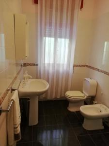 マルツァメミにあるVilla Sarjの白いバスルーム(洗面台、トイレ付)