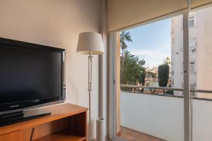 TV a/nebo společenská místnost v ubytování AT099 Con piscina, a tan solo 600m de la playa la Paella