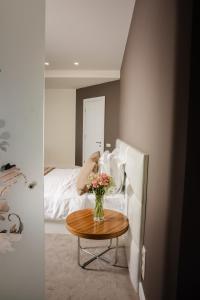 Voodi või voodid majutusasutuse Opera Suite Hotel toas