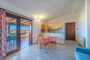 Køkken eller tekøkken på Myosotis Terrace by DomusAway