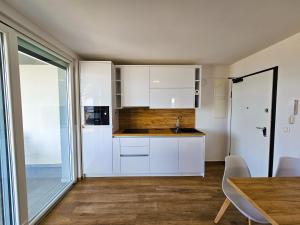 Kuchyňa alebo kuchynka v ubytovaní Apartmani Adria
