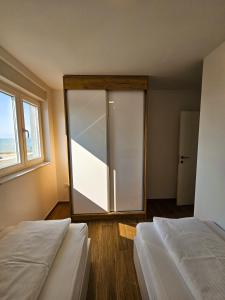 Posteľ alebo postele v izbe v ubytovaní Apartmani Adria