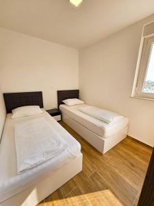 Posteľ alebo postele v izbe v ubytovaní Apartmani Adria
