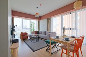een woonkamer met een bank en een tafel bij Roya Nova Residence by NewInn in Istanbul