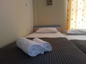duas camas com toalhas num quarto em 7 Seas House em Kalivia Poligirou