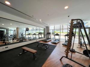 Fitness centrum a/nebo fitness zařízení v ubytování Magnificent Brand New Lux 3 BR Marina View