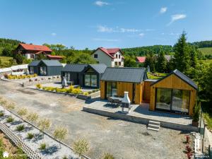 - une vue aérienne sur une maison dans l'établissement Green Fields village, à Sosnówka