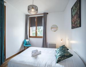 sypialnia z łóżkiem z ręcznikiem w obiekcie Le Logis de l'Arc - 5min Hypercentre - Max 6 Personnes w Troyes