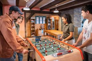 Un groupe de personnes autour d'une table de billard dans l'établissement Huttopia de Wattwiller, à Wattwiller