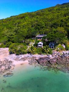 uma vista aérea de uma casa numa praia rochosa em Komba on the Rocks em Nosy Komba