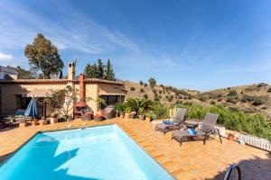 Bazén v ubytovaní Cosy house jacuzzi wifi pool view alebo v jeho blízkosti