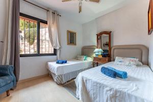 Posteľ alebo postele v izbe v ubytovaní Cosy house jacuzzi wifi pool view
