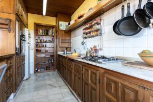 Kuchyňa alebo kuchynka v ubytovaní Cosy house jacuzzi wifi pool view