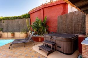 Bazén v ubytovaní Cosy house jacuzzi wifi pool view alebo v jeho blízkosti